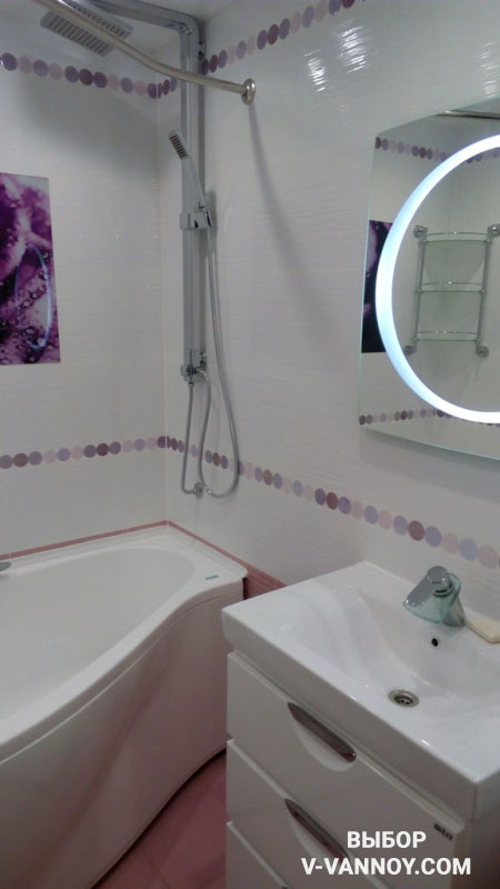 Дизайн ванной комнаты в фиолетовых тонах с ванной в форме капли