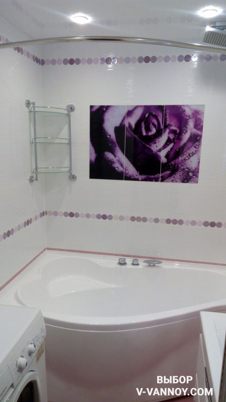 Дизайн ванной комнаты в фиолетовых тонах с ванной в форме капли