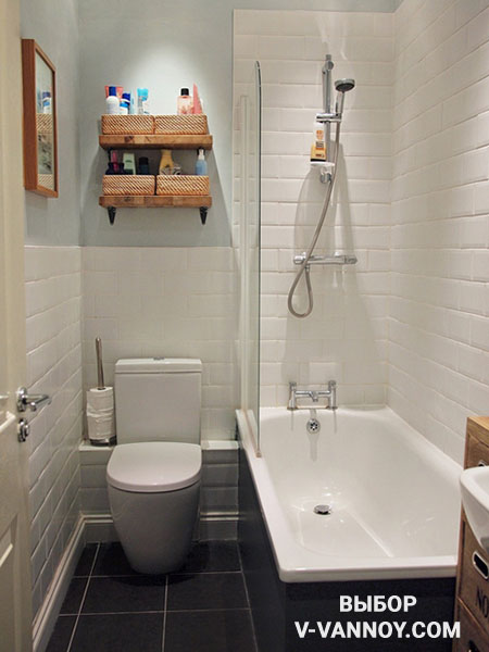 Используйте небольшие полки для хранения, размещая их над унитазом, ванной, либо входной дверью.