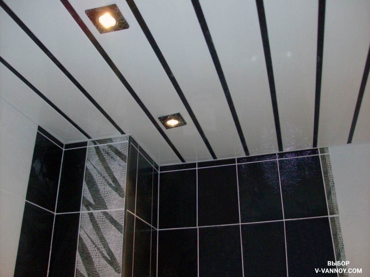 Подвесной потолок пвх панелями. Софиты для реечного потолка. Потолок из пластиковых панелей. Пластиковые панели для потолка в ванной. Пластиковый потолок в туалете.
