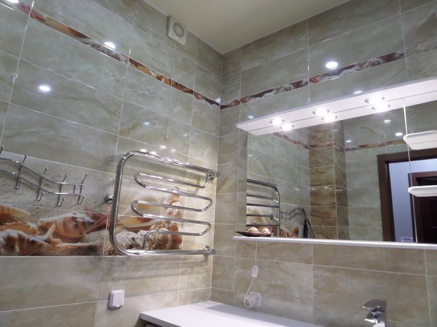 Дизайн бежевой ванной 4 кв.м с хорошим освещением и большим зеркалом