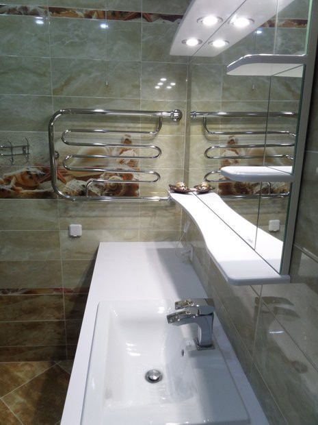 Дизайн бежевой ванной 4 кв.м с хорошим освещением и большим зеркалом