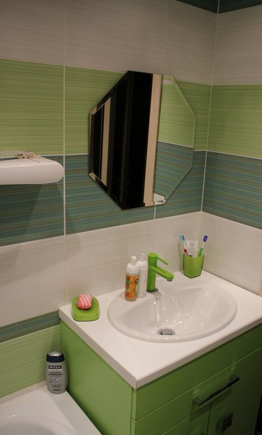Яркий дизайн ванной 2,3 кв.м с плиткой в зеленых тонах