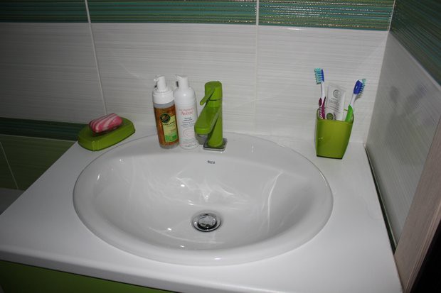Яркий дизайн ванной 2,3 кв.м с плиткой в зеленых тонах