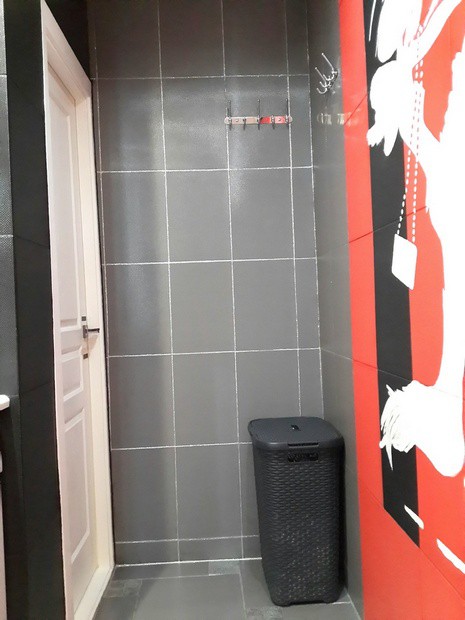 Нестандартная ванная 4,6 кв.м с красной и черной плиткой