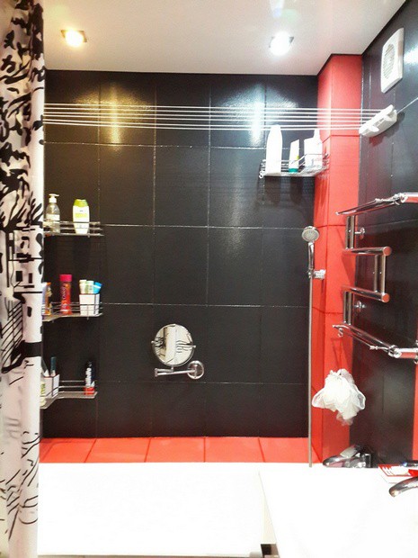 Нестандартная ванная 4,6 кв.м с красной и черной плиткой