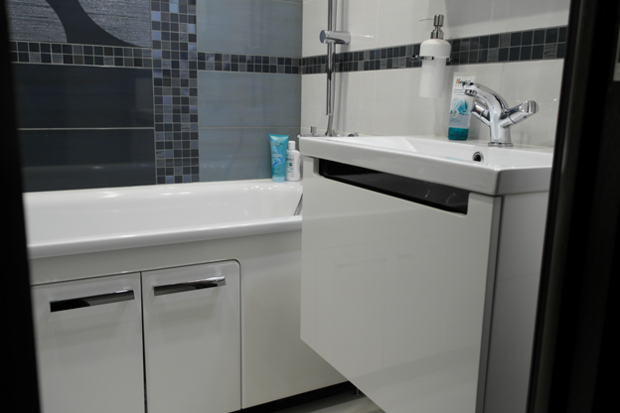 Серая с белым глянцевая ванная комната  2,25 кв.м со стиральной машиной