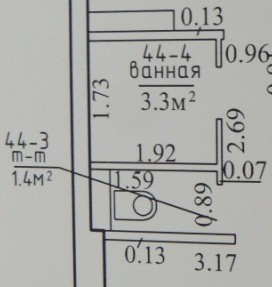 Совмещенный санузел 3,3 кв.м с черно-белой плиткой кабанчик