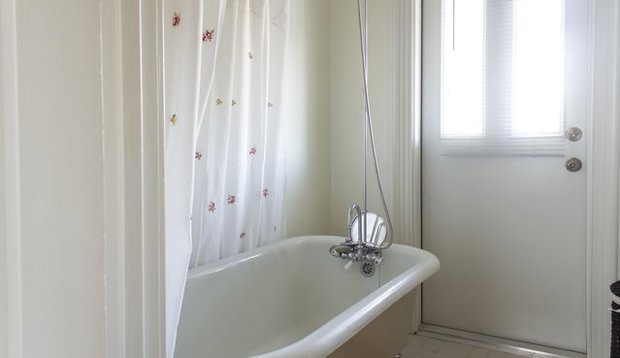 Совмещенная ванна 4 кв.м с бежевой плиткой и окном за 3500 долларов