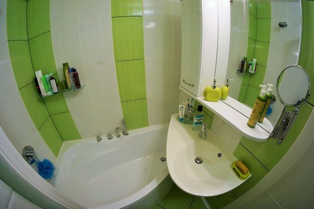 Совмещенный санузел 2,9 кв с белой и зеленой плиткой и угловой ванной