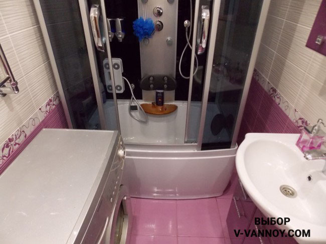 Душевая кабина в небольшом санузле – идеальный вариант, чтобы разграничить зону ванной и раковины. Раскладка плитки на стенах и полу способствует тому, что комната воспринимается цельно.