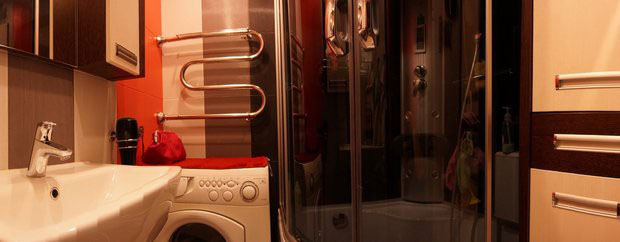 Ванная 2.47 кв.м. с черно-красными акцентами и душевой кабиной