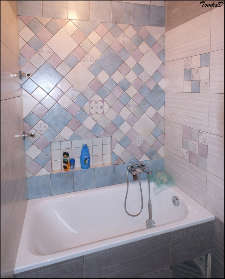 Комбинированная отделка ванной комнаты: мозаика плюс плитка